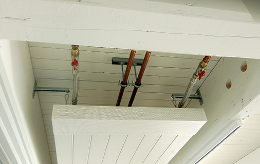 
4
 Details: Befestigung und Anschlüsse der Deckenstrahlplatten. 
