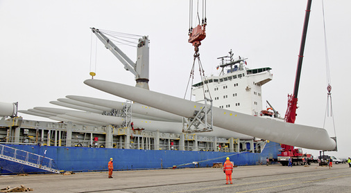 



3
 Südweststrom hat durch die Zusammenschaltung eines BHKW, einer Wärmepumpe, eines Wärmespeichers und eines Elektrodurchlauferhitzers einen virtuellen Stromspeicher entwickelt, mit dem sich durch Preisunterschiede am Strommarkt Geld verdienen lässt. Damit kann überschüssiger Windstrom – im Bild Rotorblätter für ihren Onshore-Windpark Suckow – wirtschaftlich genutzt werden. 
