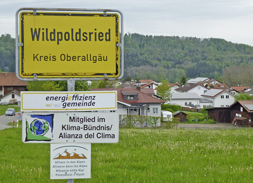 <p>
</p>

<p>
<span class="GVAbbildungszahl">4</span>
 Seit Mitte der 1990er-Jahre wurden in Wildpoldsried (Landkreis Oberallgäu) rund 24 Mio. Euro in den ökologischen Umbau investiert. Neun Windenergieanlagen, 26 000 m
<sup>2</sup>
 PV-Anlagen und eine Biogasanlage produzieren fünf Mal so viel Strom, wie der Ort verbraucht (Quelle Wikipedia). 
</p> - © Bild: Margot Dertinger-Schmid

