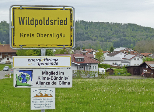 



4
 Seit Mitte der 1990er-Jahre wurden in Wildpoldsried (Landkreis Oberallgäu) rund 24 Mio. Euro in den ökologischen Umbau investiert. Neun Windenergieanlagen, 26 000 m
2
 PV-Anlagen und eine Biogasanlage produzieren fünf Mal so viel Strom, wie der Ort verbraucht (Quelle Wikipedia). 
