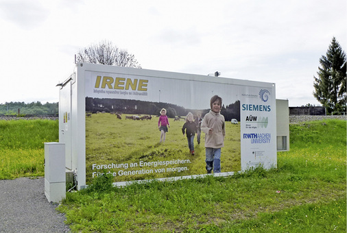 <p>
<span class="GVAbbildungszahl">5</span>
 Spätestens ab 40 % Anteil der erneuerbaren Energien müssen Langzeitstromspeicher in das Stromnetz integriert werden. Im Bild: Stromspeicherprojekt in der Energieeffizienzgemeinde Wildpoldsried / Allgäu. Unter Umständen kann durch intelligente Netze und Langzeitspeicher der Netzausbau kleiner ausfallen. 
</p>

<p>
</p> - © Bild: Margot Dertinger-Schmid

