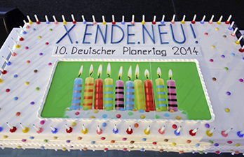 



Das 10-jährige Bestehen des Deutschen Planertags von Daikin wurde mit einer riesigen Torte gebührend gefeiert. Was „X.ENDE.NEU!“ neues bringt, berichtete Bernhard Schöner, Leiter Marketing Daikin Germany: „Die Stimmung ist durchwegs positiv in unserer Branche. Gemeinsam leisten wir einen wichtigen Beitrag in Sachen Energieeffizienz und Umweltfreundlichkeit. Deshalb ist es umso wichtiger, dies auch in der breiten Öffentlichkeit bekannt zu machen.“ Als Ausblick kündigte er an, dass der Deutsche Planertag ab 2015 Bestandteil der Leading Air Convention von Daikin sein wird. Die Leading Air Convention wird als größter Branchenevent vom 25. bis 27. März 2015 im Estrel Hotel in Berlin stattfinden. Zu diesem Netzwerktreffen der Branche lädt Daikin neben Fachpartnern und Planern auch Anlagenbauer sowie Personen aus Wirtschaft und Politik ein. 
