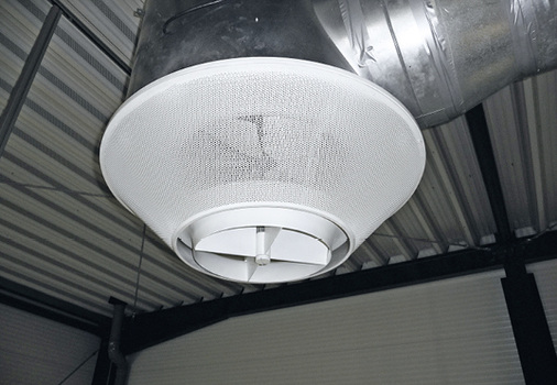 
2
 Spezielle Industrieluftdurchlässe (im Bild: emcoair Typ LDA) sorgen dafür, dass auch in großen Hallen oder bei groß dimensionierten Gütern und Fertigungsverfahren eine turbulenzarme Verdrängungsströmung punktuell und effektiv angewendet werden kann … 



