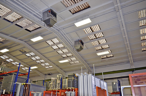 



2
 Luftheizer mit Ausblaskonus und Induktionsjalousie in einer Halle mit großer Raumhöhe.
