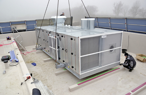 



5
 Dach-Energiezentrale mit integriertem RLT-Gerät und Wärmeerzeuger zur Versorgung einer Halle. 
