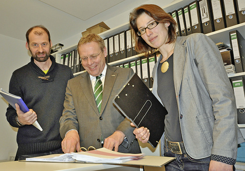 <p>
</p>

<p>
<span class="GVAbbildungszahl">2</span>
 Thomas Goldschmidt vom PTG-Planungsbüro, Pluggit-Marketingleiter Dieter Frost und Dipl.-Ing. Stephanie Pieper-Herbst (v. l.) diskutierten über die kontrollierte Wohnraumlüftung. 
</p> - © Bild: Pluggit

