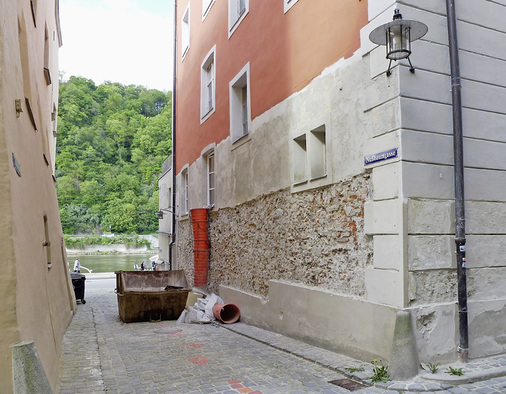 <p>
</p>

<p>
<span class="GVAbbildungszahl">3</span>
 Der Einbau von Lithium-Ionen-Batterien ist in Überschwemmungsgebieten brandgefährlich. Fachleute bemängeln die fehlenden Normen und Zertifizierungen. Im Bild: Sanierungsarbeiten in der Passauer Altstadt, ein Jahr nach dem Jahrhunderthochwasser im Juni 2013. 
</p> - © Bild: Margot Dertinger-Schmid

