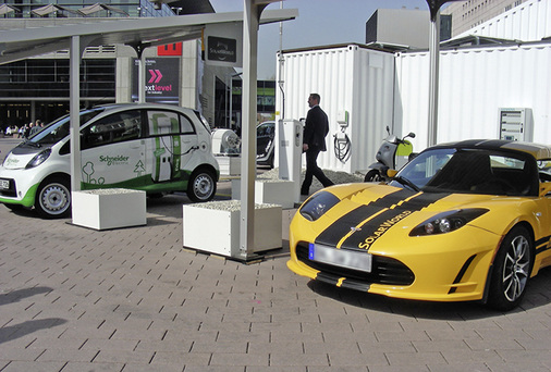 



4
 Wer bei Lithium-Ionen-Energiespeichern sicher gehen will, verwendet Zellen, wie sie auch in der Automobilindustrie eingesetzt werden. Diese sind mit Sicherheit zertifiziert. 
