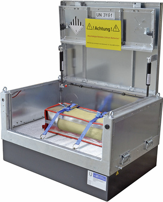 
8
 LiCoO
2
Box XS des auf Brandschutz und Transportsicherheit spezialisierten Unternehmens GelKoh (www.gelkoh.de) zum Transport und zur Lagerung für intakte sowie defekte Lithium-Batterien. Die Kombination aus einer feuerhemmenden Box mit Auffangwanne, brandfester Innenverpackung, aktiver Branddetektion und einer Gel-Löschanlage, die ein Feuer löscht und gleichzeitig die Abgasbehandlung der berstenden Akkus übernimmt und die gesamte Verpackung nachhaltig kühlt. Die LiCoO
2
Bags ergänzen durch ihre feuerfesten und brandhemmenden Eigenschaften die Funktion. Das Unternehmen bietet unter der Bezeichnung LiCoO
2
Vault auch Speicherschränke für Solaranlagen mit automatischer Meldung bei Wärmeereignissen, einer Feuerwiderstandsfähigkeit von mehr als 90 min und eingebauter Gel-Löschanlage an. 



