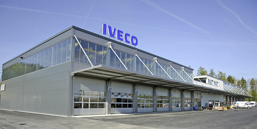 
2
 Der neue Standort der Iveco-Filiale in Hendschiken mit Lkw-Werkstatt und angegliederten Büros wurde vom Bauherrn Suva konsequent nach dem Minergie-Standard geplant und gebaut. 



