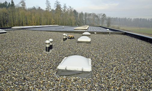 <p>
<span class="GVAbbildungszahl">3</span>
 Die für die Regenwassernutzung benötigte Dachfläche von 2500 m
<sup>2</sup>
 ist mit Kies bedeckt. 
</p>

<p>
</p> - © Bild: Zaugg AG Rohrbach

