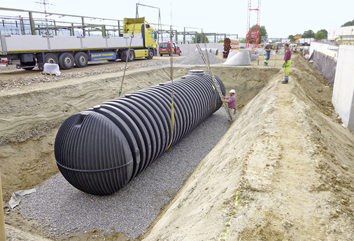 <p>
<span class="GVAbbildungszahl">4</span>
 Der Regenwasser-Erdtank Carat XXL wurde mit einem Autokran „in einem Stück“ eingebracht und in Kies eingebettet. Die für das Versetzen des Regenspeichers erforderlichen Hebeschlaufen waren bereits im Lieferumfang enthalten. Der Speicher ist für eine Lkw-Befahrbarkeit mit bis zu 40 t Gesamtgewicht ausgelegt. 
</p>

<p>
</p> - © Bild: Otto Graf GmbH

