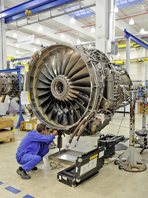 



2
 Ein von MTU mitentwickeltes V2500-Triebwerk auf der „Flowline“ bei MTU Maintenance Hannover. Bei der Triebwerksinstandhaltung nach dem Flowline-Prinzip werden die Triebwerke in einer Art Fließbandsystem in eine echte Produktionslinie eingelastet. 
