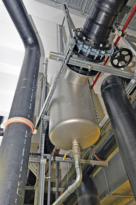 



4
 Im Kühlsystem wurde ein SpiroTrap Magnet so hoch eingebaut, dass zur Montage eine Arbeitsbühne notwendig war. 
