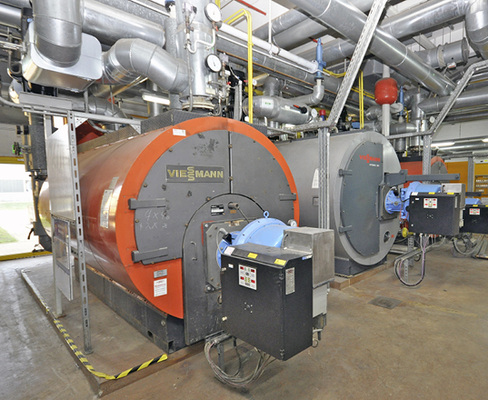 <p>
</p>
<p>
<span class="GVAbbildungszahl">7</span>
 Blick ins Kesselhaus bei MTU Maintenance Hannover mit drei Gas-befeuerten Heizkesseln à 2300 kW Heizleistung. 
</p> - © Bild: Spirotech

