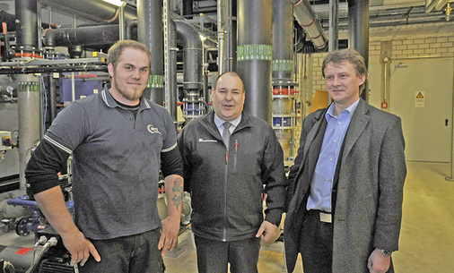 


8
 Arbeiten gemeinsam an der Optimierung des Heiz- und Kühlsystems von MTU Maintenance Hannover (v. l.): Nicholas Johnson, Projektleiter MTU Maintenance Hannover, Gino-Valerio Bruno, Mitarbeiter von Pumpen Binek, und Hanno Schatzmann, Vertriebsleiter Gewerbebau Spirotech.
