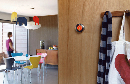 



2
 Der selbstlernende Raumthermostat des US-Herstellers „Nest“ – inzwischen eine Google-Tochter – gilt als Kuckucksei. Er regelt nicht nur intelligent nach den Bedürfnissen des Nutzers, sondern sammelt auch Daten über die Nutzungsgewohnheiten der Bewohner. 
