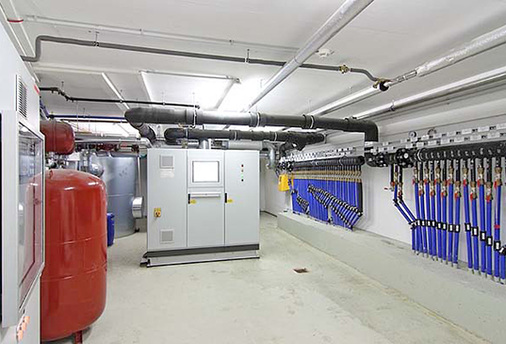 



4
 Die großen Potenziale der Kältetechnik in der Energiewende sind noch nicht erkannt. Großwärmepumpen und Kälteaggregate, die gleichzeitig heizen und kühlen, sind nach Auffassung von Prof. Arnemann wichtige Bausteine der Energiewende.
