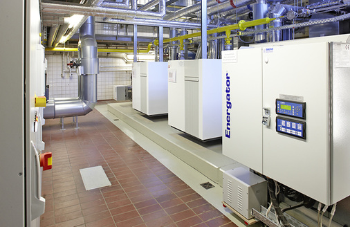 
2
 Die neue Energiezentrale: Das Elco-BHKW (49 kWel, 90 kWth) deckt 40 % des Strombedarfs und einen Teil der thermischen Grundlast. Den restlichen Wärmebedarf decken die beiden modulierenden Elco Gas-Brennwertheizkessel (Typ R3603) mit jeweils 846 kW Nennwärmeleistung. 



