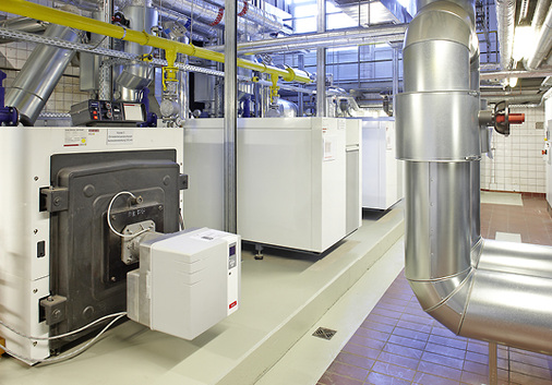 
3
 Als zusätzliche Absicherung und zur Nutzung vorhandener Heizölreserven wurde ein Öl-Niedertemperaturheizkessel von Elco (Tryon MK376) installiert.



