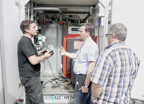 



3
 mobiheat-Servicetechniker Stefan Gigl programmiert die Steuerung für die Estrichtrocknung nach den Vorgaben des verantwortlichen Bauleiters Volker Butz und weist Bauherr und Bauleiter in die Bedienung der Anlage ein. 
