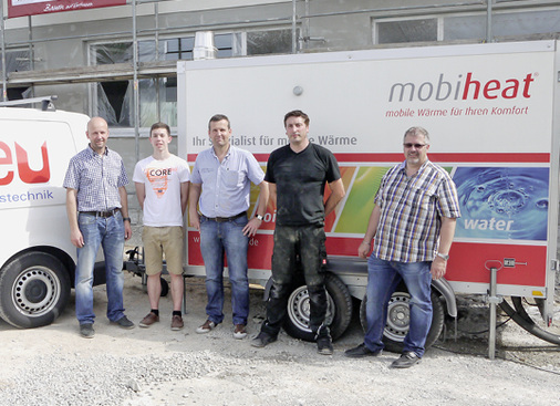 



4
 Markus Scheu (Inhaber des Fachhandwerksbetriebs Scheu Flaschnerei und Haustechnik), Christian Throm (Auszubildender bei Scheu Flaschnerei und Haustechnik), Bauleiter Volker Butz, mobiheat-Servicetechniker Stefan Gigl und Bauherr Otto Throm (v. l.). 
