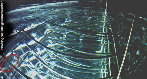 
2
 Blick in den unterirdischen Eisspeicher; am Entzugswärmeübertrager beginnt gerade die Eisbildung. Wärmeenergie wird aus der Umgebung und über einen Solar-/Luft-Absorber und nach der Heizsaison über die Kühlung des Gebäudes eingebracht. 



