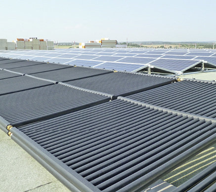 <p>
<span class="GVAbbildungszahl">6</span>
 Der Solar-/Luft-Absorber (382 m
<sup>2</sup>
) und eine Photovoltaik-Anlage mit 50 kW
<sub>p</sub>
 auf dem Dach der Firmenzentrale.
</p>

<p>
</p> - © Bild: Danfoss / Schnepf

