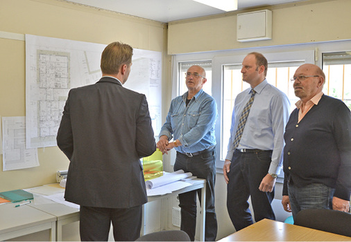 <p>
</p>

<p>
<span class="GVAbbildungszahl">4</span>
 Erfolgreiche Zusammenarbeit bei der Sanitärausstattung (v. l.): Marc Rakowske (AEG Haustechnik), Heinz-Werner Pfeiffer (Studentenwerk Düsseldorf), Dirk Wischnewski (SHK-Fachgroßhandel Zander) und Wolfgang Strohmeier (H.M. Heizkörper). 
</p> - © Bild: AEG Haustechnik

