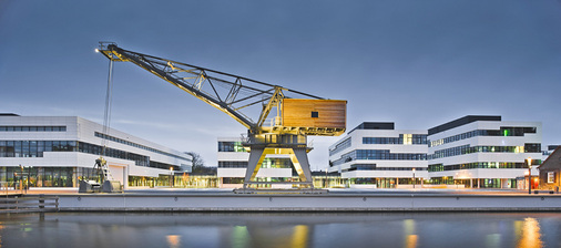 



5
 Die neue Hochschule Rhein-Waal, ebenfalls von den Hamburger Architekten nps tchoban voss geplant, wurde bereits im Jahr 2009 eröffnet. 19 Gebäude, in denen rund 3000 Menschen studieren, befinden sich auf dem 6 ha großen Campus. Das Studentenheim liegt direkt gegenüber dem Campus, nur getrennt durch den Spoykanal, ist aber schnell über eine Fußgängerbrücke zu erreichen. 
