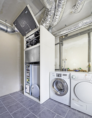 



2
 Haustechnikzentrale Genius: Oben befindet sich das Lüftungsmodul mit Rotationswärmeübertrager, in der Mitte die Luft/Luft/Wasser-Wärmepumpe, unten die Trinkwassererwärmung mit 150-l-Speicher. 
