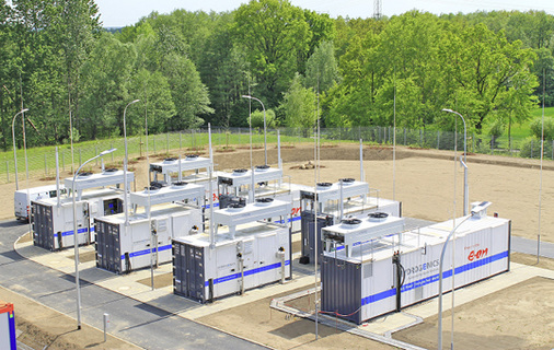 



5 
Mit Power-to-Gas-Anlagen lässt sich überschüssiger Windstrom in Wasserstoff umwandeln und ins Ferngasnetz einspeisen. Die Pilotanlage der E.on in Frankenhagen erzeugt rund 360 m
3
/h Wasserstoff, das entspricht einer Leistung von 2 MW. 
