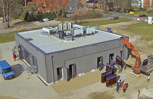 



7
 Mithilfe von Stromspeichern kann überschüssiger Windstrom in Zeiträume mit geringer Erzeugungsleistung verschoben werden. Dieses „Batteriekraft-werk“ der Wemag AG, Schwerin (Hersteller Younicos, Berlin), ver-dient sein Geld durch die Bereitstellung von Primärregelleistung. Die 5-MW-Batterie ersetzt das Regelpoten-zial einer konventio-nellen 50-MW-Turbine. 
