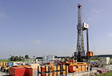 



9
 Ab 2016 könnte im Unterallgäu wieder Erdöl gefördert werden. Neue Erkundungs- und Fördertechnologien machen es möglich. Bis Mitte der 1990er-Jahre wurden im Ölfeld Arlesried fast 2 Mio. t Erdöl gefördert. Eine Erkundungsbohrung in Bedernau soll Informationen liefern, ob sich der erneute Einstieg in die Erdölförderung lohnt.
