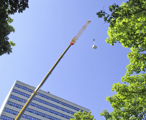 <p>
<span class="GVAbbildungszahl">4</span>
 Die neue Klimatechnik am Campus Berliner Tor wurde mit einem Schwerlastkran in das 15. Stockwerk gehoben. 
</p>

<p>
</p> - © Bild: Siemens

