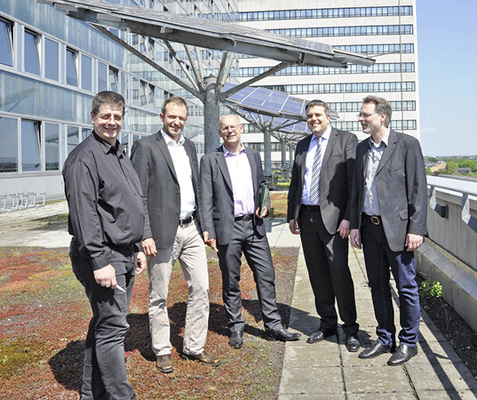 <p>
<span class="GVAbbildungszahl">5</span>
 Teambesprechung über den Dächern des Campus Berliner Tor. Vorn links nach rechts: Jens Ulffers (Siemens), Carsten Wittkop (Siemens), Bernd Klöver (HAW Hamburg), Lars Kahmann (Siemens), Andreas Ahlvers (HAW Hamburg).
</p>

<p>
</p> - © Bild: Siemens

