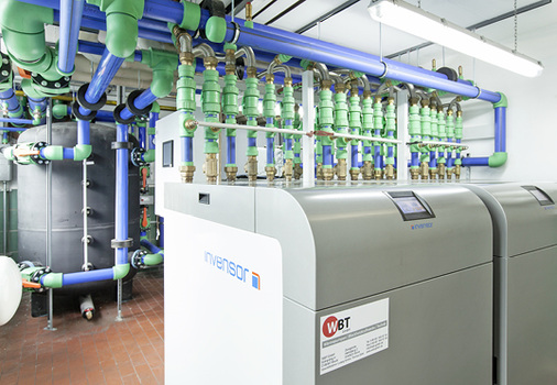 



2
 Fünf Adsorptionskälteanlagen mit einer Kälteleistung von insgesamt 50 kW, ein Kälte- und ein Wärmepufferspeicher sowie die Verrohrung, hydraulische Bauteile und die Regelung wurden von WBT installiert. Die KWKK-Anlage kann bis 50 % modulieren. 
