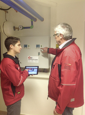 



5
 Markus Stahuber und Heiner Geismar von WBT vor der Regelung der KWKK-Anlage im Autohaus Kölbl. Über ein iPad ist die DDS-CAD-Planung des Systems vor Ort und in Besprechungen jederzeit verfügbar. 
