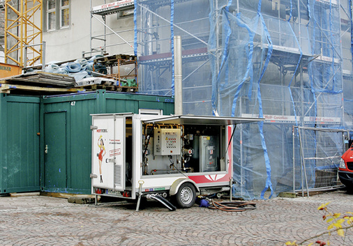 



5
 Während der Wintermonate sorgten bei der Renovierung des Österreichischen Schlösschens zwei mobile Heizzentralen und eine individuell regelbare, wassergeführte Wärmeverteilung für einen unterbrechungsfreien Verlauf der Innenausbauarbeiten. 
