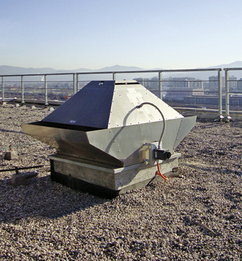 
5
 Beispielhaft, wie EC-Technik vielfältige Einsparungspotenziale erschließt: Ein kombinierter Rauch- und Brandgas-Dachventilator stellt die tägliche Bedarfsbelüftung mit Födermitteltemperaturen bis 120 °C komfortabel sicher, kann aber gleichzeitig im Brandfall Rauchgase bis 400 °C über 120 min abführen. 



