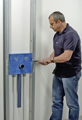 



3
 … die vorgefertigten Installationsmodule werden ohne Bohren oder Schrauben mit einer Crimpzange über die seitlich angebrachten Metallwinkel mit den Profilen der Metallständerwand verbunden. 
