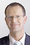 
Dieter Hellekes: „Herstellerübergreifende Brandschutzlösungen für Schacht- und Trassenführung geben praxisgerechte Planungssicherheit! Im Gegensatz zu anderen Bereichen der Haustechnik können beim baulichen Brandschutz eventuelle Planungs- oder Ausführungsmängel nicht einfach nachgebessert werden.“
