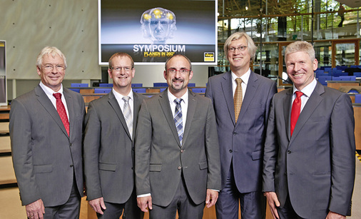 



4
 Den Referenten des Viega- Fachsymposiums „Planen in 360°“ Klaus Heikrodt, Dieter Hellekes, Marc Stolbrink, Thomas Kistemann und Achim Heidemann (v. l.) ist es gelungen, das schwierige Thema „Integrale Planung“ für die Fachplaner in einen umfassenden und praxisnahen Kontext zu setzen.“ 
