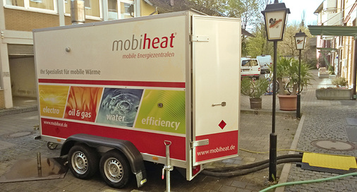 



2
 Nach der Positionierung des Heizmobils erfolgte der Anschluss an die Frischwasserstation und das vorhandene Heizsystem über einen Kellerschacht. Ein zusätzlich angebrachter Abgasschalldämpfer dämpft das ohnehin geringe Betriebsgeräusch um bis zu 20 dB. 
