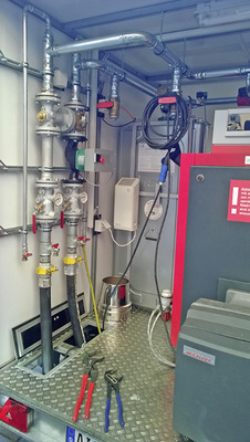 



3
 Durch die aufklappbare Bodenöffnung werden die flexiblen Schläuche aus dem Heizmobil geführt und mit dem Heizsystem vor Ort verbunden. Die anschlussfertige Heizzentrale kann mit Öl und mit Gas betrieben werden. 
