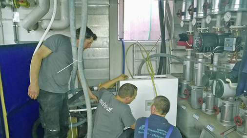 



5
 Die mobiheat-Servicetechniker Daniel Gerner und Stephan Gigl bei der Inbetriebnahme der Frischwasserstation mit Klaus Kuhn vom SHK-Fachbetrieb Hannes Riesenberger.
