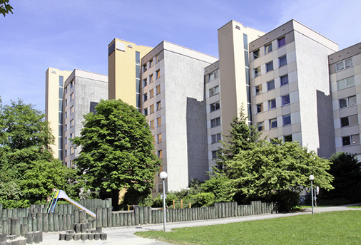 



4
 Mieter müssen Strom, der im Wohnblock über ein BHKW erzeugt wird, nicht abnehmen. Ohne rechtlichen Beistand ist die Vermarktung von selbsterzeugtem Strom im Mietwohnungsbau kaum möglich. 
