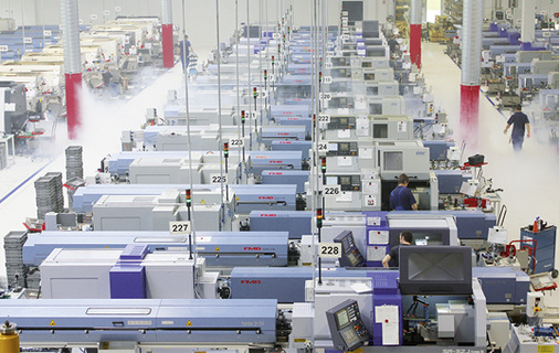 



10
 Hallenlüftung nach dem Quelllüftungsprinzip (Rauchversuch) bei der Seeger Präzisionsteile GmbH, Salem. Die stark ölhaltige Luft wird nach oben verdrängt und in den dezentralen Roofvent-Geräten gereinigt.
