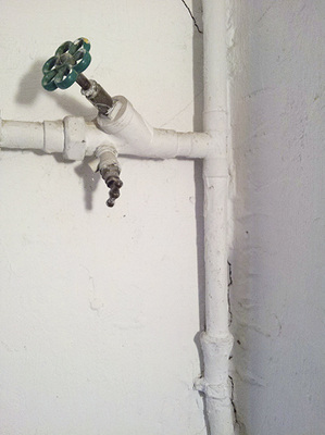 



2
 Die Grenzwerte zu Blei im Trinkwasser sind schon heute einzuhalten, auch wenn die UBA-Positivliste noch nicht als Bewertungsgrundlage scharf geschaltet wurde. Installationen aus Blei wie diese sind ohnehin zu entfernen. 
