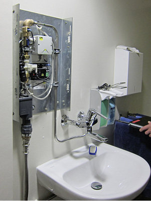 



7
 Die einfachste und kostengünstigste Spültechnik ist der bestimmungsgemäße Betrieb. Sind lokale Nutzungsunterbrechungen zu erwarten, kann eine automatisierte, aber intelligente Spültechnik sinnvoll sein. Spülstationen sollten kritische Temperaturen beziehungsweise Nutzungsunterbrechungen erkennen und nur dann auslösen statt routiniert nach einer Zeitschaltuhr. 
